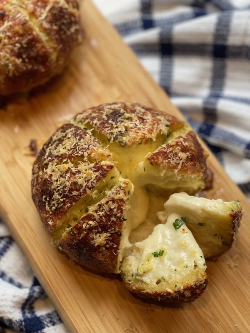 KOREAN CREAM CHEESE GARLIC BREAD ROLL